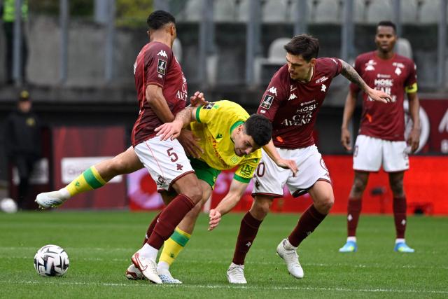 Metz's Ivorian midfielder #05 Jean-Philippe Gbamin (L) and Nantes' French forward #10 Matthis Abline (2L) fight for the ball during the French L1 football match between FC Metz and FC Nantes  at the Stade Saint-Symphorien in Longeville-les-Metz, eastern France, on April 5, 2026. (Photo by Jean-Christophe VERHAEGEN / AFP)