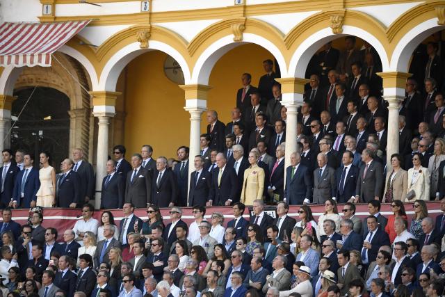 Spain's former King Juan Carlos I (C) flanked by his daughter Elena de Borbon (C,R), his grand-son Froilan de Marichalar (2L) and his grand-daughter Victoria Federica de Marichalar (3L) stand prior the first bullfight of the season at La Maestranza bullring in Seville on April 5, 2026. (Photo by CRISTINA QUICLER / AFP)