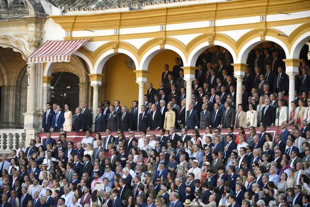 Spain's former King Juan Carlos I (C) flanked by his daughter Elena de Borbon (C,R), his grand-son Froilan de Marichalar (2L) and his grand-daughter Victoria Federica de Marichalar (3L) stand prior the first bullfight of the season at La Maestranza bullring in Seville on April 5, 2026. (Photo by CRISTINA QUICLER / AFP)
