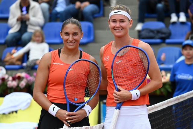 Hungary's Panna Udvardy (L) and Czech Republic's Marie Bouzkova pose for a picture ahead of the WTA Bogota women's singles final match at the Country Club in Bogota on April 5, 2026. (Photo by RAUL ARBOLEDA / AFP)