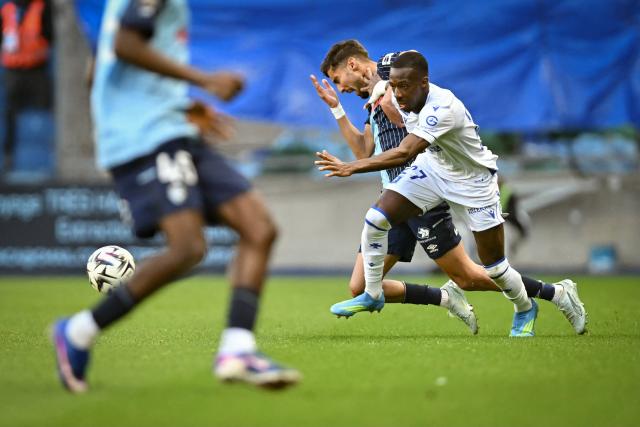 Auxerre's French defender #27 Lamine Sy (R) fights for the ball with Le Havre's French defender #18 Yanis Zouaoui (L) during the French L1 football match between Le Havre AC and AJ Auxerre at the Oceane Stadium in Le Havre, Normandy, on April 5, 2026. (Photo by Lou BENOIST / AFP)