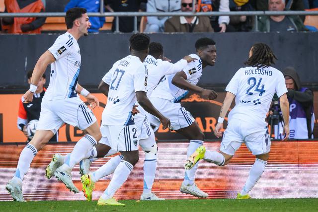 Paris FC's Zimbabwean midfielder #18 Marshall Munetsi (C) celebrates after scoring his team's first goal during the French L1 football match between FC Lorient and Paris FC  at the Stade du Moustoir in Lorient, western France on April 5, 2026. (Photo by Loic VENANCE / AFP)