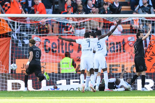 Paris FC's Zimbabwean midfielder #18 Marshall Munetsi (R) scores his team's first goal during the French L1 football match between FC Lorient and Paris FC  at the Stade du Moustoir in Lorient, western France on April 5, 2026. (Photo by Loic VENANCE / AFP)