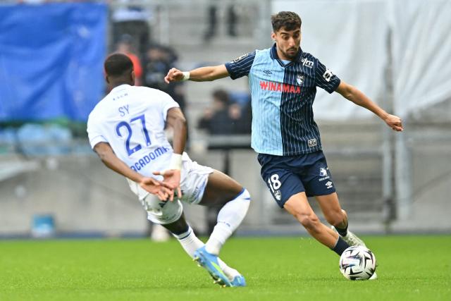 Le Havre's French defender #18 Yanis Zouaoui passes the ball in front of Auxerre's French defender #27 Lamine Sy (L) during the French L1 football match between Le Havre AC and AJ Auxerre at the Oceane Stadium in Le Havre, Normandy, on April 5, 2026. (Photo by Lou BENOIST / AFP)