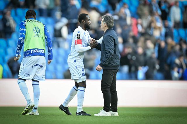 Auxerre's French head coach Christophe Pelissier (R) congratulates Auxerre's Ghanaian midfielder #42 Elisha Owusu at the end of the French L1 football match between Le Havre AC and AJ Auxerre at the Oceane Stadium in Le Havre, Normandy, on April 5, 2026. (Photo by Lou BENOIST / AFP)