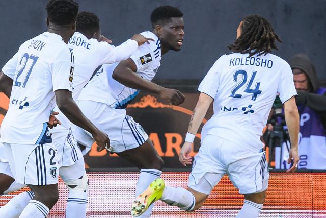 Paris FC's Zimbabwean midfielder #18 Marshall Munetsi (C) celebrates after scoring his team's first goal during the French L1 football match between FC Lorient and Paris FC  at the Stade du Moustoir in Lorient, western France on April 5, 2026. (Photo by Loic VENANCE / AFP)