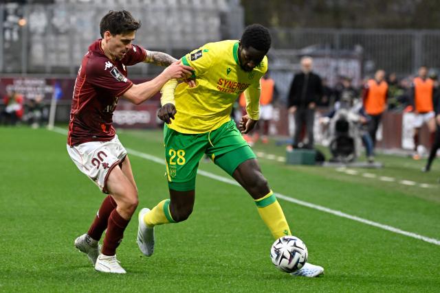 Metz's French midfielder #20 Jessy Deminguet (L) fights for the ball with Nantes' Malian midfielder #28 Ibrahima Sissoko (R) during the French L1 football match between FC Metz and FC Nantes at Saint-Symphorien stadium in Longeville-les-Metz, northeastern France, on April 5, 2026. (Photo by Jean-Christophe VERHAEGEN / AFP)