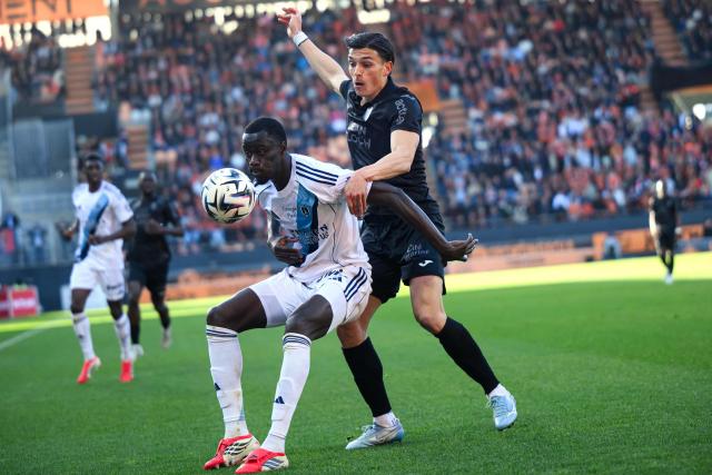 Lorient's Greek defender #77 Panos Katseris (R) fights for the ball with Paris FC's Senegalese defender #05 Moustapha Mbow during the French L1 football match between FC Lorient and Paris FC  at the Stade du Moustoir in Lorient, western France on April 5, 2026. (Photo by Loic VENANCE / AFP)