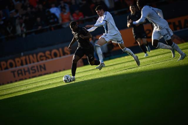 Paris FC's French midfielder #33 Pierre Lees-Melou (R) fights for the ball with Lorient's Senegalese forward #15 Aiyegun Tosin during the French L1 football match between FC Lorient and Paris FC  at the Stade du Moustoir in Lorient, western France on April 5, 2026. (Photo by Loic VENANCE / AFP)