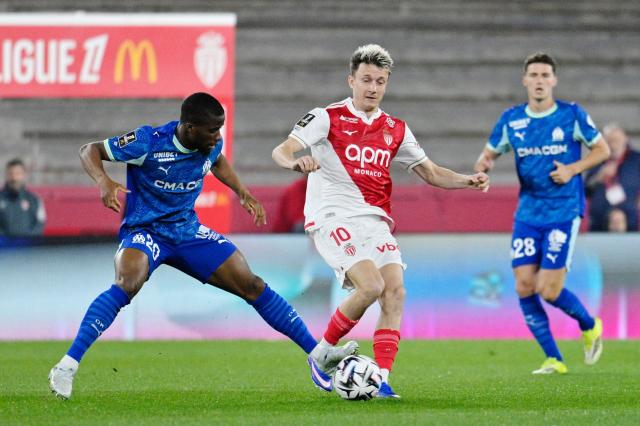 Marseille's Ivorian midfielder #20 Hamed Junior Traore (L) vies with Monaco's Russian midfielder #10 Aleksandr Golovin (R) during the French L1 football match between Monaco (ASM) and Olympique de Marseille (OM) at the Louis II Stadium in Monaco on April 5, 2026. (Photo by Frederic DIDES / AFP)