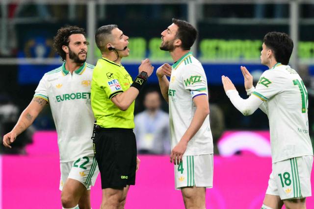 Roma's Italian midfielder #04 Bryan Cristante argues with referee Simone Sozza during the Italian Serie A football match between Inter Milan and AS Roma at San Siro stadium in Milan, on April 5, 2026. (Photo by Stefano RELLANDINI / AFP)