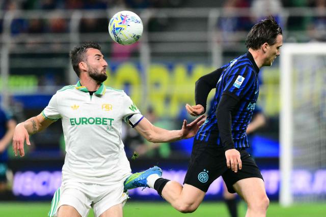 Roma's Italian midfielder #04 Bryan Cristante fights for the ball with Inter Milan's Polish midfielder #7 Piotr Zielinski during the Italian Serie A football match between Inter Milan and AS Roma at San Siro stadium in Milan, on April 5, 2026. (Photo by Stefano RELLANDINI / AFP)