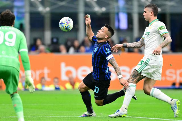 Inter Milan's Argentinian forward #10 Lautaro Martinez controls the ball during the Italian Serie A football match between Inter Milan and AS Roma at San Siro stadium in Milan, on April 5, 2026. (Photo by Stefano RELLANDINI / AFP)