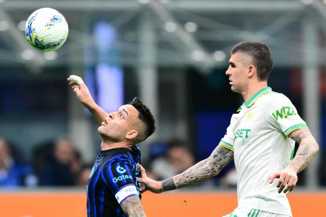 Inter Milan's Argentinian forward #10 Lautaro Martinez fights for the ball with Roma's Italian defender #23 Gianluca Mancini during the Italian Serie A football match between Inter Milan and AS Roma at San Siro stadium in Milan, on April 5, 2026. (Photo by Stefano RELLANDINI / AFP)