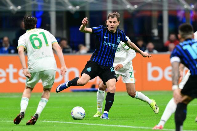 Inter Milan's Italian midfielder #23 Nicolo Barella fights for the ball with Roma's Italian midfielder #61 Niccolo Pisilli during the Italian Serie A football match between Inter Milan and AS Roma at San Siro stadium in Milan, on April 5, 2026. (Photo by Stefano RELLANDINI / AFP)