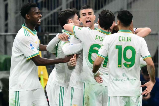 Roma's Italian defender #23 Gianluca Mancini (C) celebrates scoring his team's first goal with teammates during the Italian Serie A football match between Inter Milan and AS Roma at San Siro stadium in Milan, on April 5, 2026. (Photo by Stefano RELLANDINI / AFP)