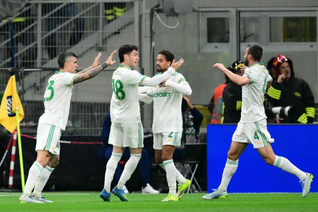 Roma's Italian defender #23 Gianluca Mancini (L) celebrates scoring his team's first goal with teammates during the Italian Serie A football match between Inter Milan and AS Roma at San Siro stadium in Milan, on April 5, 2026. (Photo by Stefano RELLANDINI / AFP)