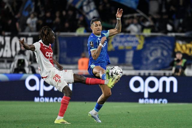 Monaco's French midfielder #28 Mamadou Coulibaly (L) and Marseille's Argentinian defender #32 Facundo Medina (R) fight for the ball during the French L1 football match between Monaco (ASM) and Olympique de Marseille (OM) at the Louis II Stadium in Monaco on April 5, 2026. (Photo by Frederic DIDES / AFP)