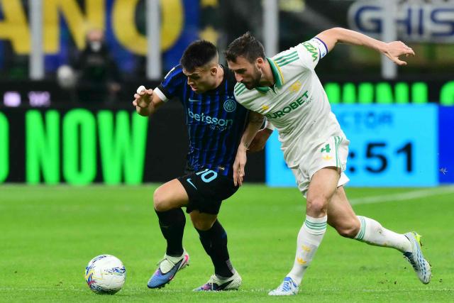 Inter Milan's Argentinian forward #10 Lautaro Martinez fights for the ball with Roma's Italian midfielder #04 Bryan Cristante during the Italian Serie A football match between Inter Milan and AS Roma at San Siro stadium in Milan, on April 5, 2026. (Photo by Stefano RELLANDINI / AFP)