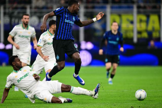 Roma's Ivorian defender #05 Obite Evan Ndicka fights for the ball with Inter Milan's French forward #9 Marcus Thuram during the Italian Serie A football match between Inter Milan and AS Roma at San Siro stadium in Milan, on April 5, 2026. (Photo by Stefano RELLANDINI / AFP)
