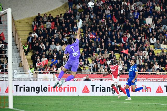 Monaco's US forward #09 Folarin Balogun (2nd R) scores a goal during the French L1 football match between Monaco (ASM) and Olympique de Marseille (OM) at the Louis II Stadium in Monaco on April 5, 2026. (Photo by Frederic DIDES / AFP)