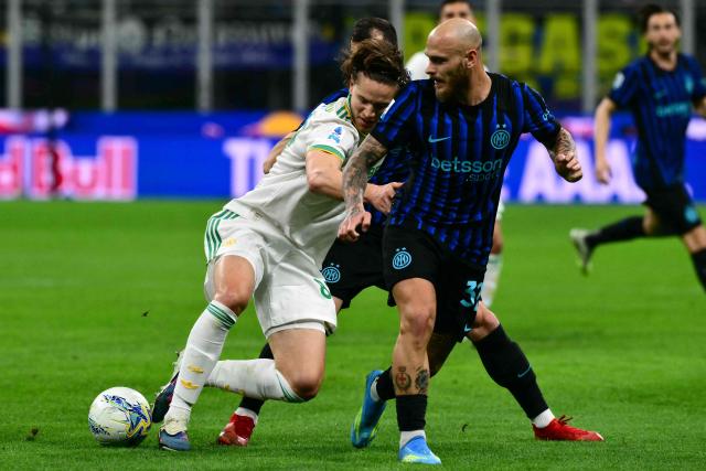 Roma's italian defender #87 Daniele Ghilardi fights for the ball with Inter Milan's Italian defender #32 Federico Dimarco during the Italian Serie A football match between Inter Milan and AS Roma at San Siro stadium in Milan, on April 5, 2026. (Photo by Stefano RELLANDINI / AFP)