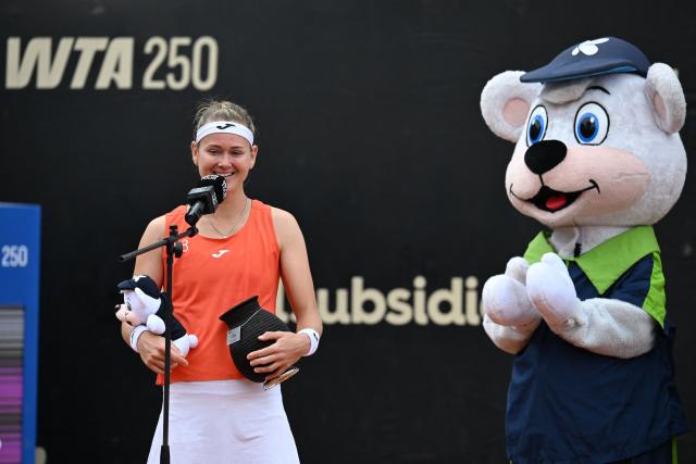 Czech Republic's Marie Bouzkova speaks next to the event mascot after defeating Hungary's Panna Udvardy in the WTA Bogota women's singles final match at the Country Club in Bogota on April 5, 2026. (Photo by RAUL ARBOLEDA / AFP)