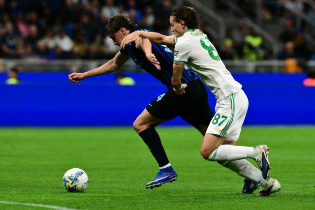 Roma's italian defender #87 Daniele Ghilardi fights for the ball with Inter Milan's Italian forward #94 Pio Esposito during the Italian Serie A football match between Inter Milan and AS Roma at San Siro stadium in Milan, on April 5, 2026. (Photo by Stefano RELLANDINI / AFP)