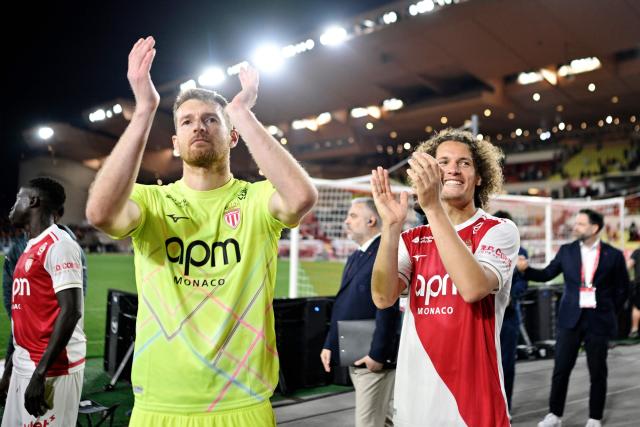 Monaco's Finnish goalkeeper #01 Lukas Hradecky (L) and Monaco's Belgian defender #25 Wout Faes (R) acknowledge the audience after winning the French L1 football match between Monaco (ASM) and Olympique de Marseille (OM) at the Louis II Stadium in Monaco on April 5, 2026. (Photo by Frederic DIDES / AFP)