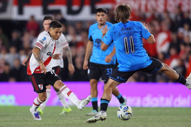 River Plate's Colombian midfielder #10 Juan Fernando Quintero (L) and Belgrano's midfielder #11 Francisco Gonzalez Metilli  fight for the ball during the Argentine Professional Football League 2026 Apertura Tournament match between River Plate and Belgrano at MAS Monumental stadium in Buenos Aires on April 5, 2026. (Photo by ALEJANDRO PAGNI / AFP)