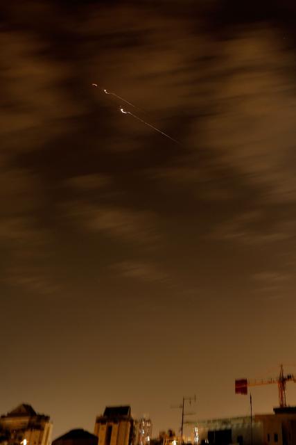 Rocket trails are seen in the sky above the Israeli coastal city of Netanya amid a fresh barrage of Iranian missile attacks on April 6, 2026. The Middle East was sparked by joint US-Israeli strikes on Iran that triggered a wave of retaliatory missile and drone attacks against Israel and several other countries in the region. (Photo by JACK GUEZ / AFP) / 