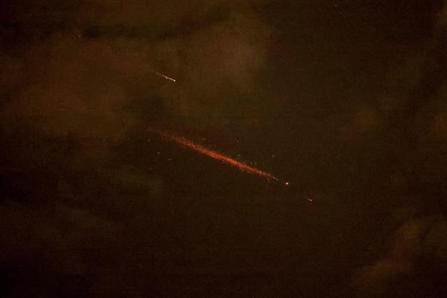 Rocket trails are seen in the sky above the Israeli coastal city of Netanya amid a fresh barrage of Iranian missile attacks on April 6, 2026. The Middle East was sparked by joint US-Israeli strikes on Iran that triggered a wave of retaliatory missile and drone attacks against Israel and several other countries in the region. (Photo by JACK GUEZ / AFP) / 