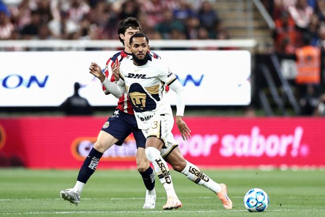 Pumas' Brazilian forward #23 Juninho Vieira (R) and Guadalajara's defender #19 Diego Campillo (L) fight for the ball during the Liga MX Clausura football match between Guadalajara and Pumas at Akron stadium in Zapopan, Jalisco state, Mexico, on April 5, 2026. (Photo by Ulises Ruiz / AFP)