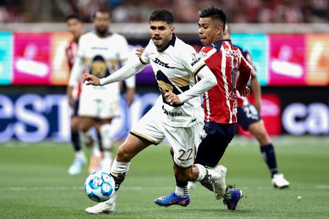 Pumas' forward #22 Alan Medina and Guadalajara's forward #10 Efrain Alvarez fight for the ball during the Liga MX Clausura football match between Guadalajara and Pumas at Akron stadium in Zapopan, Jalisco state, Mexico, on April 5, 2026. (Photo by Ulises Ruiz / AFP)