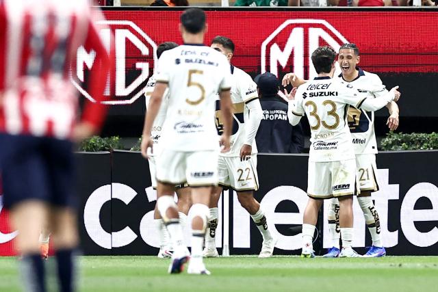 Pumas' midfielder #21 Uriel Antuna (R) celebrates scoring his team's first goal during the Liga MX Clausura football match between Guadalajara and Pumas at Akron stadium in Zapopan, Jalisco state, Mexico, on April 5, 2026. (Photo by Ulises Ruiz / AFP)