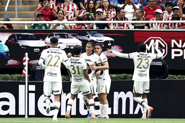 Pumas' midfielder #21 Uriel Antuna (C) celebrates with teammates after scoring his team's first goal during the Liga MX Clausura football match between Guadalajara and Pumas at Akron stadium in Zapopan, Jalisco state, Mexico, on April 5, 2026. (Photo by Ulises Ruiz / AFP)