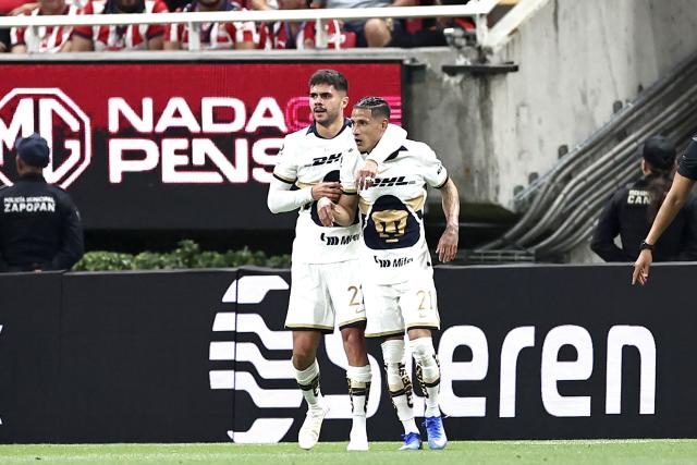 Pumas' midfielder #21 Uriel Antuna (R) celebrates scoring his team's first goal during the Liga MX Clausura football match between Guadalajara and Pumas at Akron stadium in Zapopan, Jalisco state, Mexico, on April 5, 2026. (Photo by Ulises Ruiz / AFP)