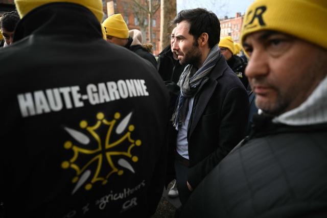 (FILES) Lawyer Alexandre Ducrocq (2R), who represents the farmers of the Rural Coordination union (CR) who have been charged by the Toulouse prosecutor, speaks with union members in front of the Toulouse courthouse, in Toulouse, south-western France on February 13, 2026. Four farmers from the Coordination Rurale (CR), including the president of the Haute-Garonne union, will be tried on April 8 before the Toulouse criminal court for jointly damaging Enedis transformers in January, the public prosecutor announced on February 13, 2026. (Photo by Lionel BONAVENTURE / AFP)