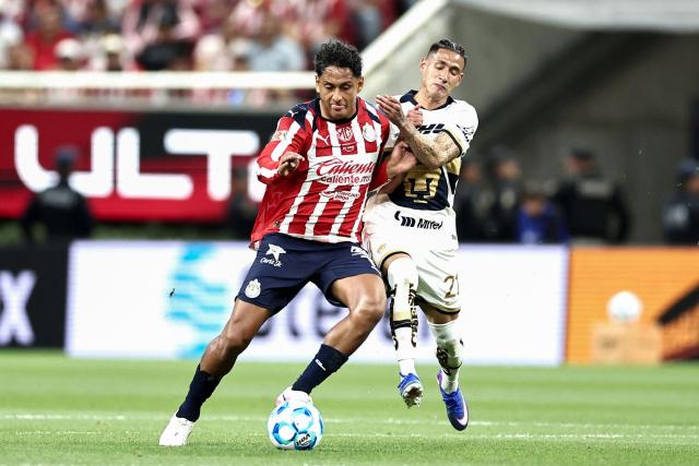 Guadalajara's midfielder #07 Luis Romo (L) and Pumas' midfielder #21 Uriel Antuna (R) fight for the ball during the Liga MX Clausura football match between Guadalajara and Pumas at Akron stadium in Zapopan, Jalisco state, Mexico, on April 5, 2026. (Photo by Ulises Ruiz / AFP)