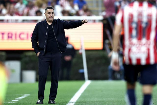 Pumas' head coach Efrain Juarez gestures during the Liga MX Clausura football match between Guadalajara and Pumas at Akron stadium in Zapopan, Jalisco state, Mexico, on April 5, 2026. (Photo by Ulises Ruiz / AFP)