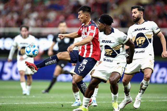 Guadalajara's US midfielder #23 Daniel Aguirre controls the ball past Pumas' Colombian defender #77 Alvaro Angulo and Spanish defender #05 Ruben Duarte during the Liga MX Clausura football match between Guadalajara and Pumas at Akron stadium in Zapopan, Jalisco state, Mexico, on April 5, 2026. (Photo by Ulises Ruiz / AFP)