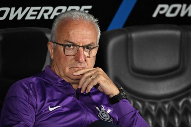 (FILES) Corinthians' head coach Dorival Júnior looks on ahead of the Copa Sudamericana group stage football match between Uruguay's Racing and Brazil's Corinthians at the Centenario stadium in Montevideo, on May 15, 2025. Corinthians announced that head coach Dorival Junior is leaving the club on April 5, 2026, just four days ahead of their debut in the 2026 Copa Libertadores and following another defeat in the Brasileirao that extended their winless run to nine matches. (Photo by Eitan ABRAMOVICH / AFP)