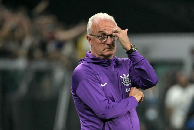 (FILES) Corinthians' head coach Dorival Júnior looks on during the Copa Sudamericana group stage football match between Brazil's Corinthians and Colombia's America de Cali at the Neo Quimica Arena stadium in Sao Paulo, Brazil on May 6, 2025. Corinthians announced that head coach Dorival Junior is leaving the club on April 5, 2026, just four days ahead of their debut in the 2026 Copa Libertadores and following another defeat in the Brasileirao that extended their winless run to nine matches. (Photo by NELSON ALMEIDA / AFP)