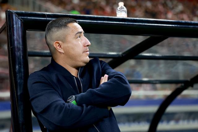 Pumas' head coach Efrain Juarez gestures during the Liga MX Clausura football match between Guadalajara and Pumas at Akron stadium in Zapopan, Jalisco state, Mexico, on April 5, 2026. (Photo by ULISES RUIZ / AFP)