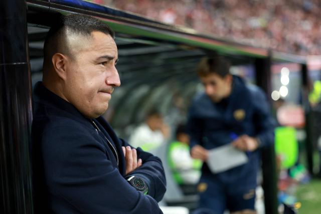 Pumas' head coach Efrain Juarez gestures during the Liga MX Clausura football match between Guadalajara and Pumas at Akron stadium in Zapopan, Jalisco state, Mexico, on April 5, 2026. (Photo by ULISES RUIZ / AFP)
