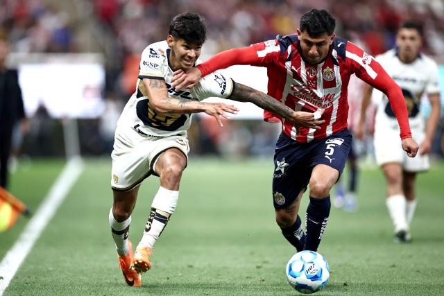 Pumas' Paraguayan forward #31 Robert Morales (L) and Guadalajara's defender #05 Bryan Gonzalez (R) fight for the ball during the Liga MX Clausura football match between Guadalajara and Pumas at Akron stadium in Zapopan, Jalisco state, Mexico, on April 5, 2026. (Photo by Ulises Ruiz / AFP)