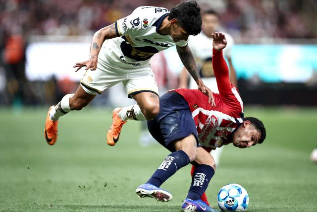 Pumas' Paraguayan forward #31 Robert Morales (L) and Guadalajara's defender #05 Bryan Gonzalez (R) fight for the ball during the Liga MX Clausura football match between Guadalajara and Pumas at Akron stadium in Zapopan, Jalisco state, Mexico, on April 5, 2026. (Photo by Ulises Ruiz / AFP)