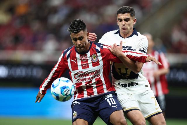 Guadalajara's forward #10 Efrain Alvarez (L) and Pumas' midfielder #07 Rodrigo Lopez (R) fight for the ball during the Liga MX Clausura football match between Guadalajara and Pumas at Akron stadium in Zapopan, Jalisco state, Mexico, on April 5, 2026. (Photo by Ulises Ruiz / AFP)