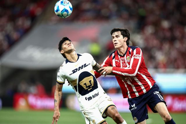 Pumas' Paraguayan forward #31 Robert Morales (L) and Guadalajara's defender #19 Diego Campillo (R) fight for the ball during the Liga MX Clausura football match between Guadalajara and Pumas at Akron stadium in Zapopan, Jalisco state, Mexico, on April 5, 2026. (Photo by Ulises Ruiz / AFP)