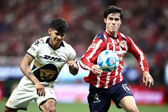 Pumas' Paraguayan forward #31 Robert Morales (L) and Guadalajara's defender #19 Diego Campillo (R) fight for the ball during the Liga MX Clausura football match between Guadalajara and Pumas at Akron stadium in Zapopan, Jalisco state, Mexico, on April 5, 2026. (Photo by Ulises Ruiz / AFP)